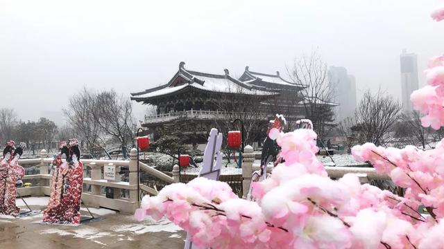 洛阳城一场小雪，梦回千年大唐神都，缤纷雪景中有佳人