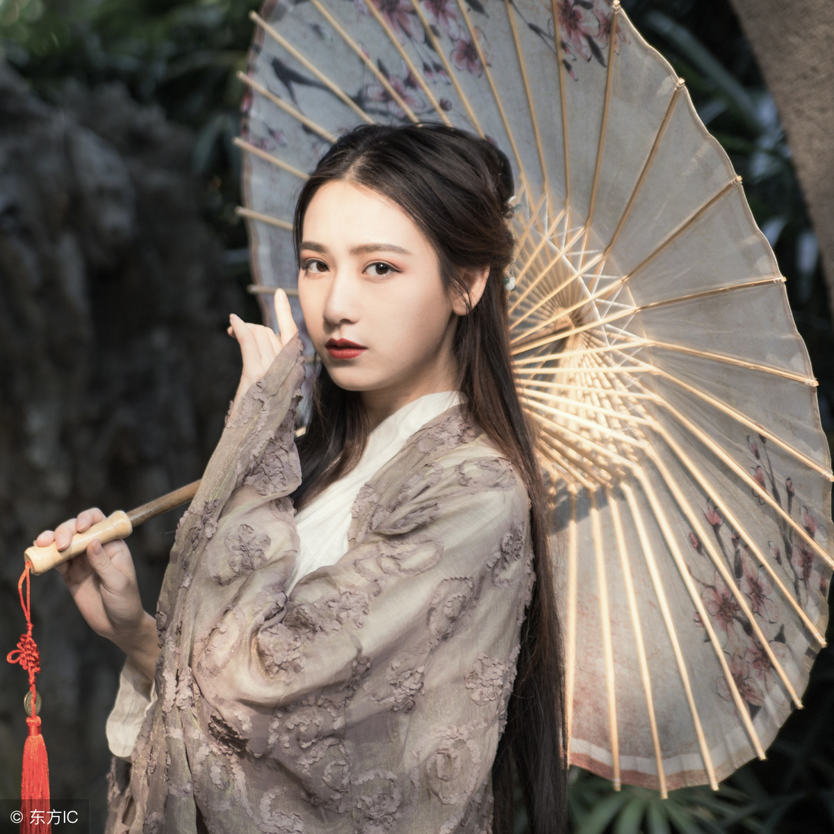 赞美女人的诗词佳句（夸女人的话简短精辟）