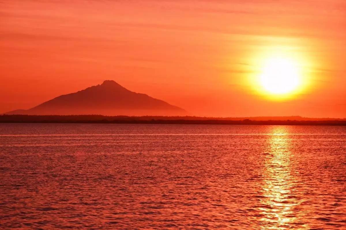描写日落的优美句子摘抄（夕阳西下感悟人生句子）